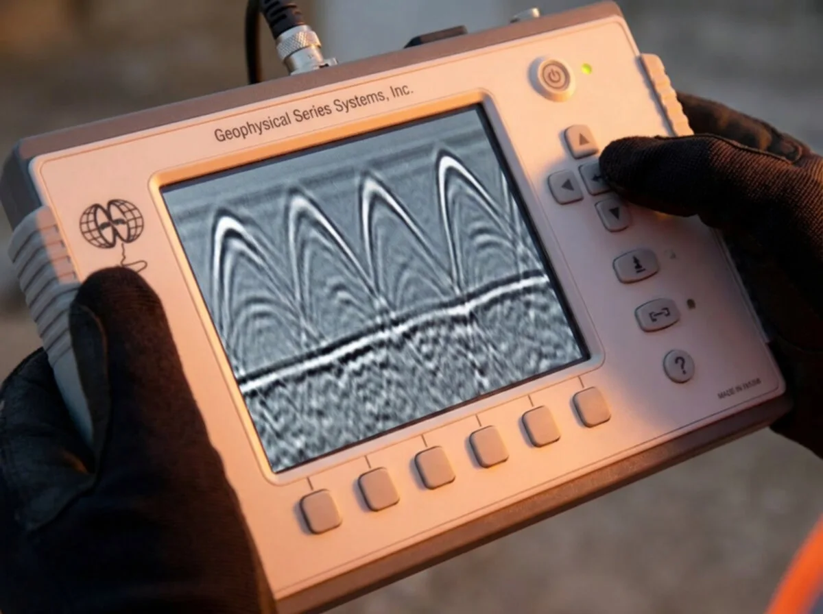 GSSI ground penetrating radar screen showing clear subsurface scan results